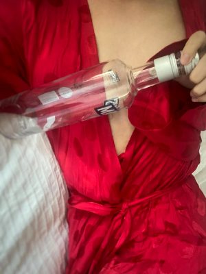 22 [F4M] – Fuck It. I’m Drunk. Who Wants A Nude?