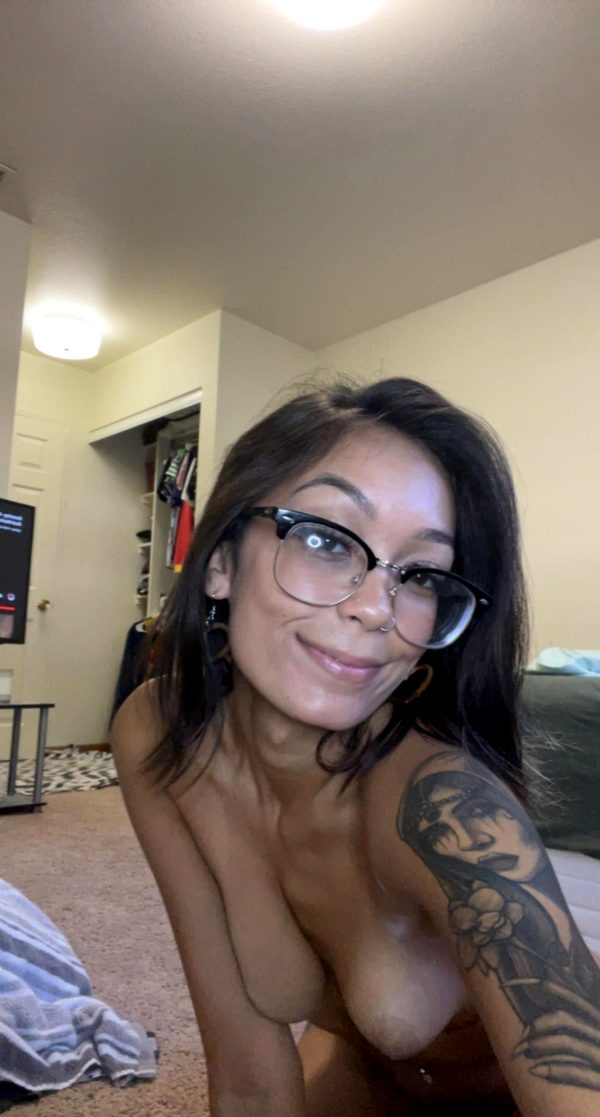 22-filipina-glasses-or-no-glasses-f09f9180_001
