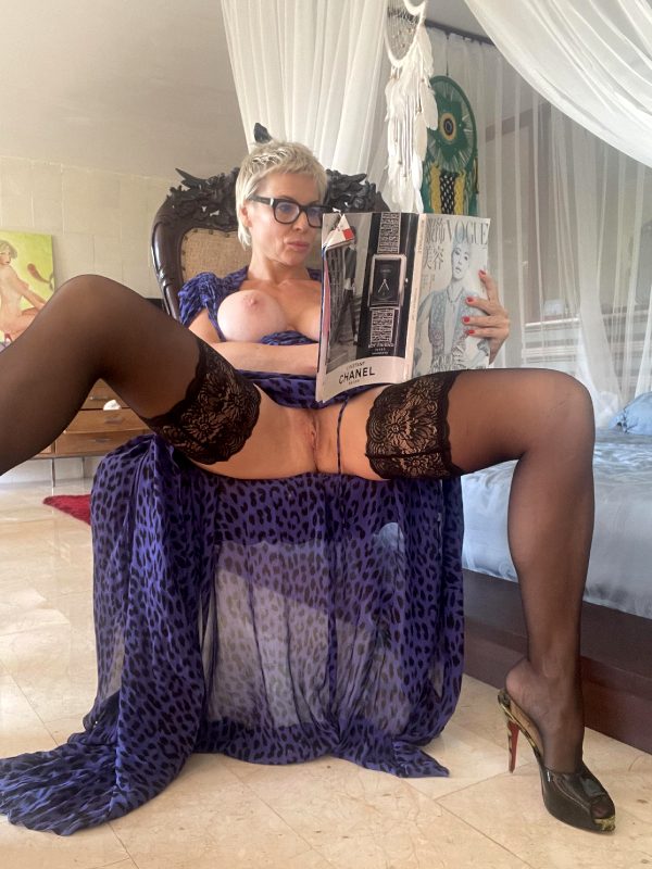 are-there-any-men-here-who-prefer-older-womenf50_001