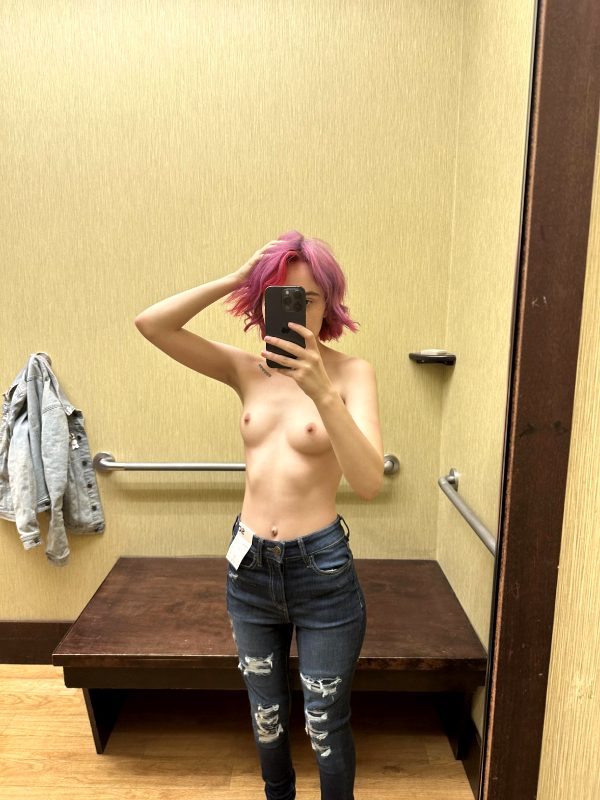 i-love-showing-off-my-little-titties_001