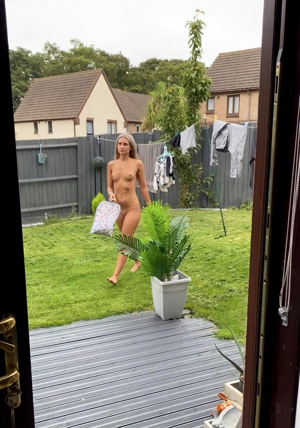 im-nude-and-in-plain-sight-of-the-neighbours_001
