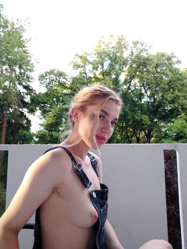 tits-should-be-free-everywhere_001